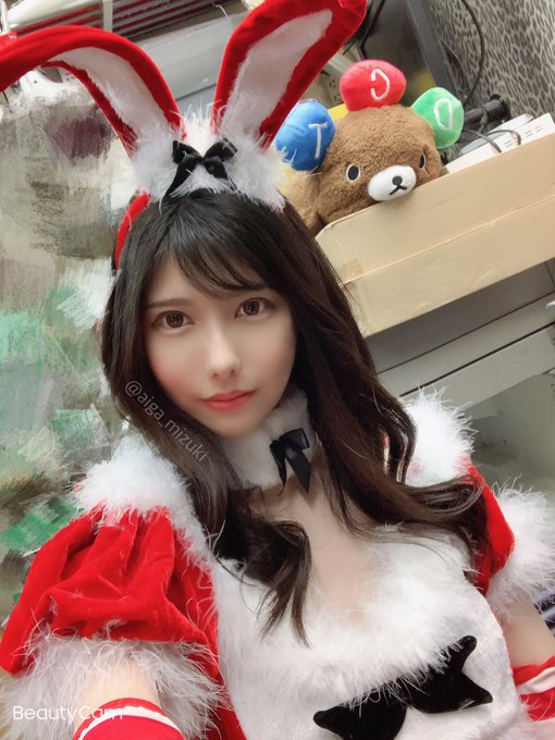 修长美腿！ 雪白美少女「蓝芽水月」跨年夜放送火辣兔女郎装扮恭贺新喜！