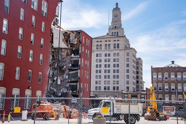 美国一公寓楼部分坍塌 目前暂不清楚有多少人失踪未发现人员死亡