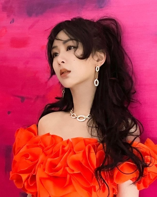 杨紫橙色花朵裙造型好美 朋克风妆容又美又飒