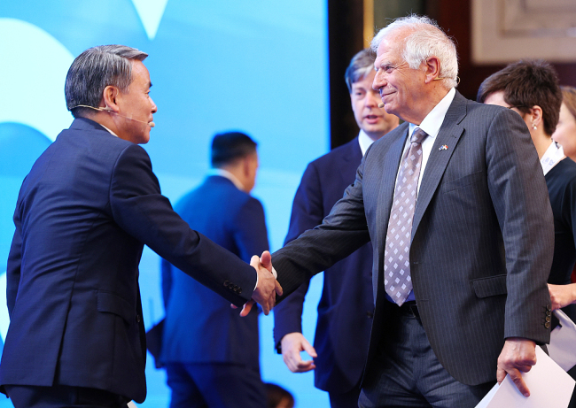 当地时间2023年6月3日，新加坡，欧盟外交与安全事务高级代表何塞·博雷利（右）与韩国国防部长官李钟燮在香格里拉酒店举行的香格里拉对话会第三次全体会议之前打招呼。图源：视觉中国