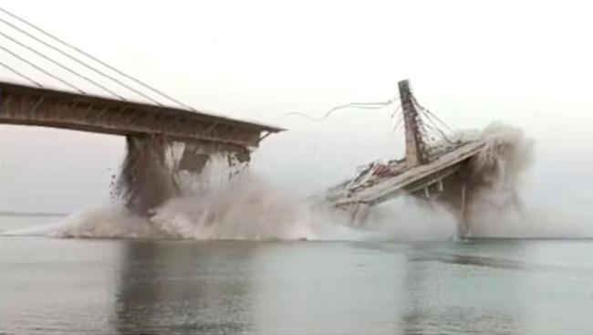 印度一在建大桥再度坍塌 现场目击者拍下了坍塌时的画面