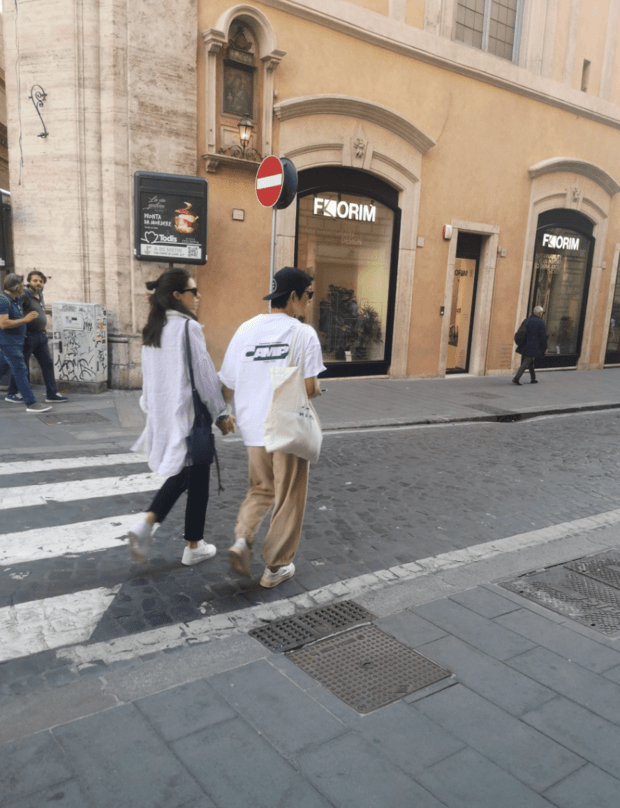 宋仲基与妻子在罗马被偶遇 二人牵手逛街十分恩爱