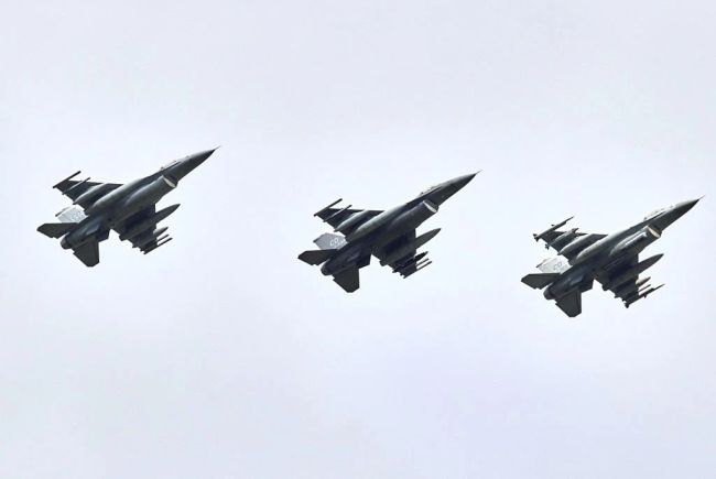 6月3日，三架美国F16战斗机在降落德国雅格尔空军基地之前编队飞行。