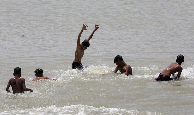 印度德里最高气温达43℃ ，多地学校停课