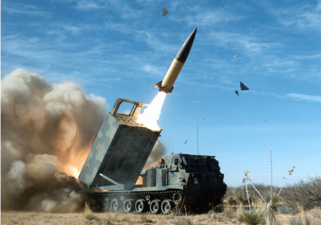 M270火箭炮发射“陆军战术导弹”。