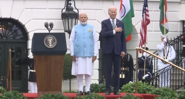 拜登弄混印度和美国国歌 而当他看起来意识到这个问题时，又缓缓将手放下