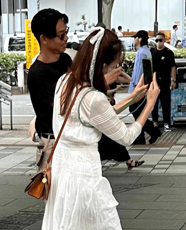 林志玲夫妇东京街头约会 夫妻俩互相拍照气氛甜蜜