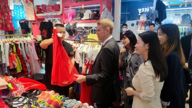 新西兰总理在北京逛街 在秀水街为一对儿女选购了熊猫玩偶和中式童装