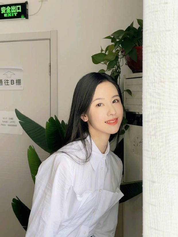 陈都灵分享2023上半年美照 肩颈线条优越身材逆天