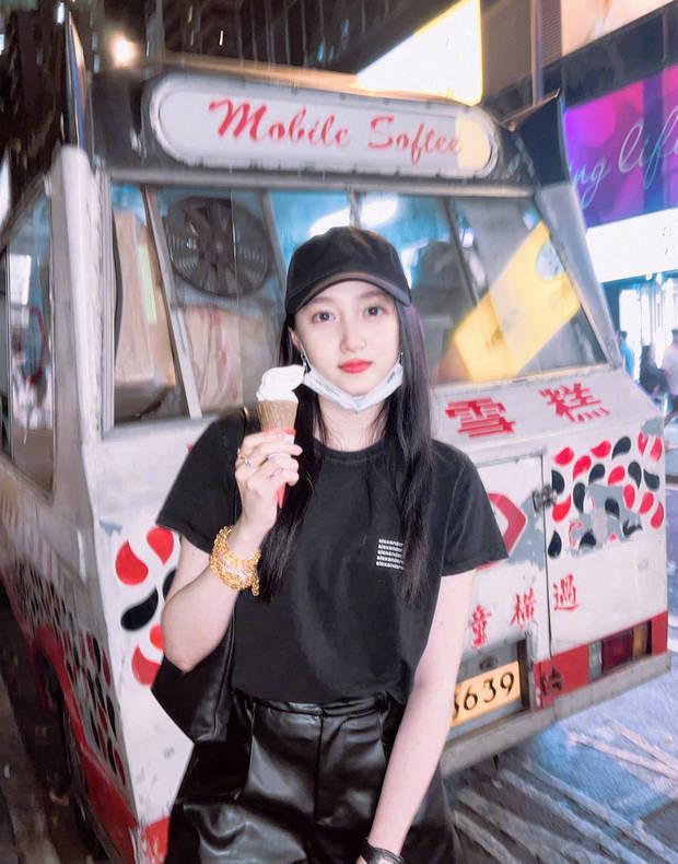 关晓彤香港随拍释出 黑色造型吃冰淇凌俏皮可爱