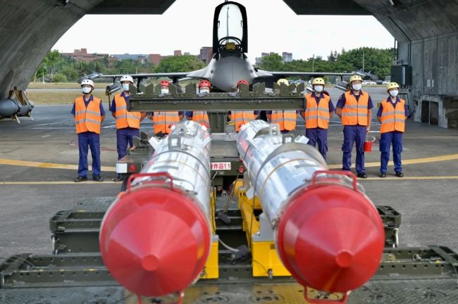 ▲2022年8月，台湾花莲空军基地，空军飞行员站在两枚美制“鱼叉”AGM-84反舰导弹和一架武装F-16V战斗机之间。