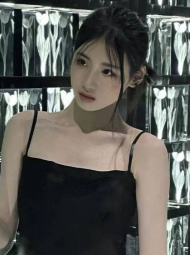 冯小刚17岁养女晒写真大片 穿黑色吊带裙身材纤细