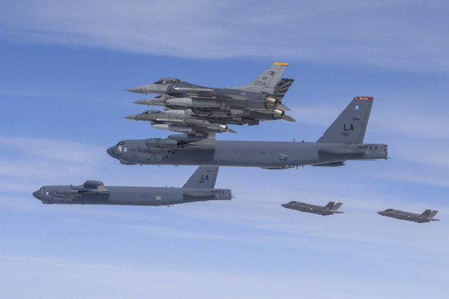 B-52再飞临朝鲜半岛，韩国称效果“等于定期部署”