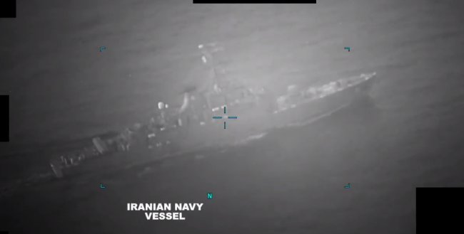 美军声称伊朗试图扣押两艘油轮还开枪，伊朗否认