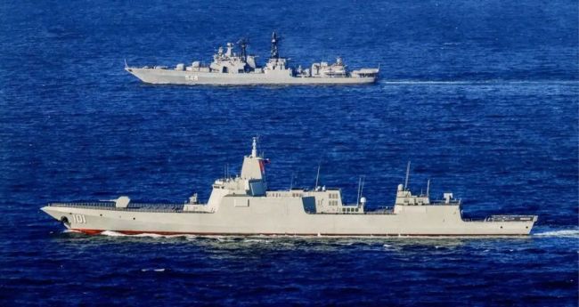 055大驱升起俄方国旗，俄海军司令造访上海船厂：有大生意要做吗？