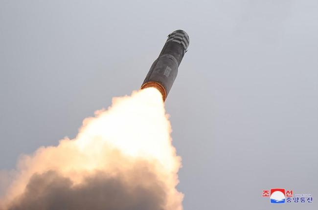 朝鲜试射“火星炮-18”洲际弹道导弹 金正恩现场指导导弹试射 称将继续采取行动直到美韩抛弃敌视政策