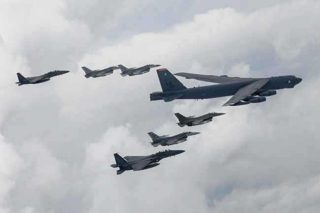朝鲜试射洲际导弹后第二天，美国B-52轰炸机现身朝鲜半岛