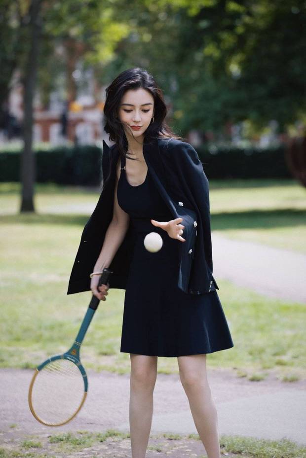 Angelababy打网球青春感满满 全黑背心裙摩登时尚