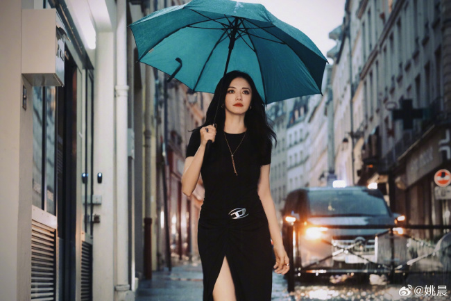 姚晨穿黑裙露美腿 雨中撑伞氛围感拉满