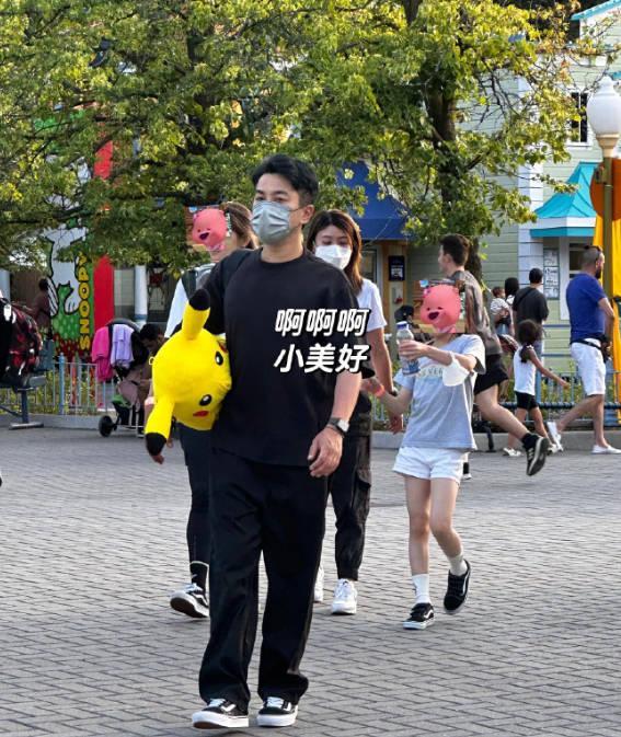 刘恺威带女儿去游乐园 9岁小糯米高挑长腿抢镜