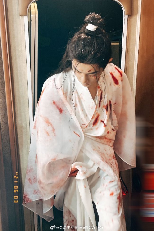肖战分享《玉骨遥》时影受刑戏花絮照 帅气依旧