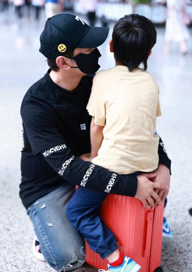 黄晓明带着儿子现身机场 小海绵玩转行李箱超可爱