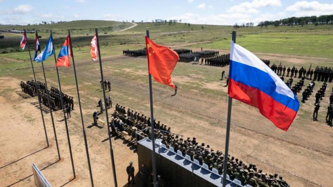 清华学者：中俄联合军演不等于军事同盟，更不是“帮他们打得更好”