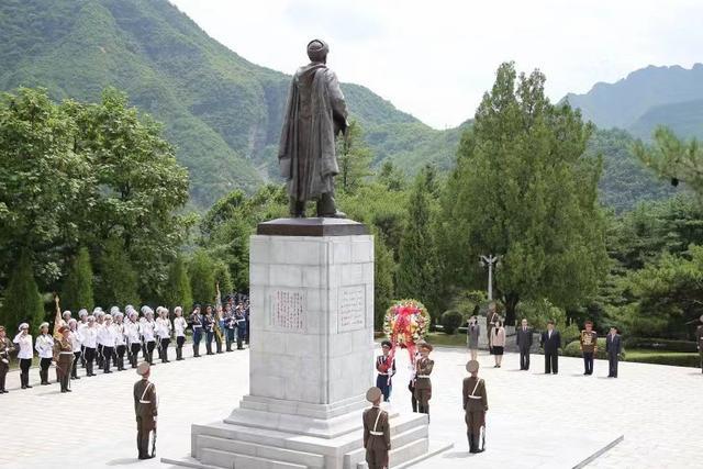 金正恩拜谒志愿军烈士陵园 并向毛岸英烈士墓献花