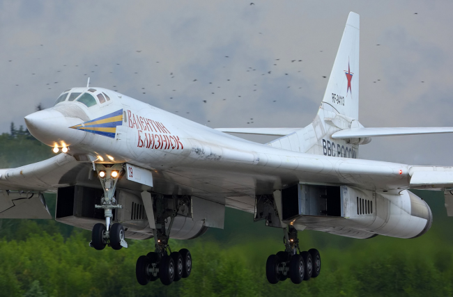 俄罗斯国防部正考虑在远东地区部署图-160战略轰炸机，地点为中俄边境空军基地