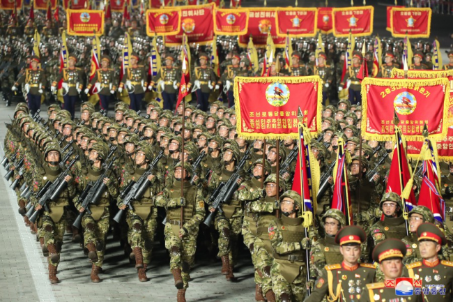 外媒：朝鲜夜间阅兵展示新型武器装备，包括新型洲际弹道导弹及无人机