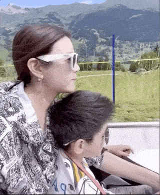 陈妍希带儿子瑞士度假 母子二人亲密依偎笑容满面