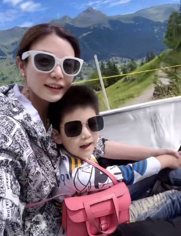 陈妍希带儿子瑞士度假 母子二人亲密依偎笑容满面