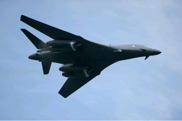 B-1B退役前的垂死挣扎：“只需要5架，就能让中国航母变成燃烧的残骸”