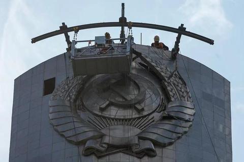 乌媒：基辅开始拆除“祖国母亲”雕像的苏联国徽，用乌克兰三叉戟替代