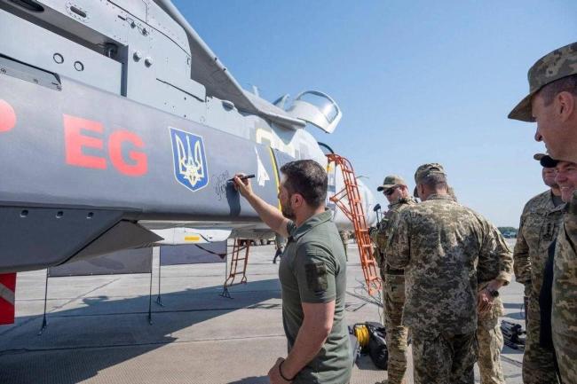 泽连斯基视察乌克兰空军武器装备
