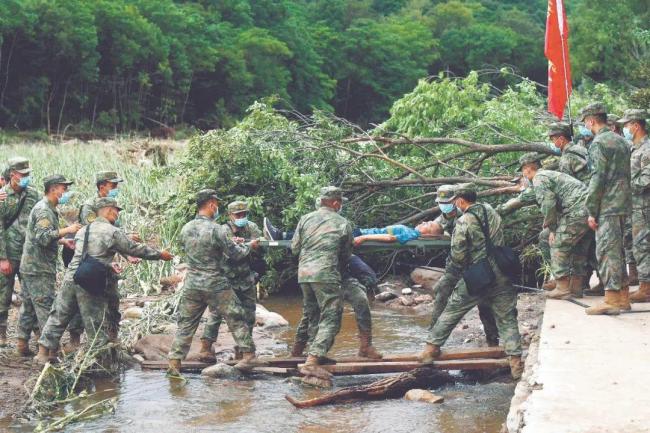 北部战区任务部队持续支援驻地抗洪抢险