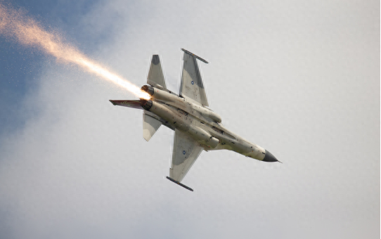 台媒：台空军IDF战机疑因发动机漏油空中起火，紧急降落