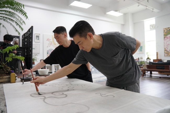 刘德华重拾17岁初出道冲劲 与当代艺术家联合创作