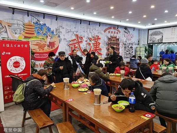 俄媒发问：武汉人为什么在路上吃早餐？