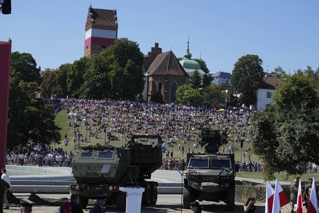 波兰举行“冷战后最大规模阅兵”，美媒：华沙在向俄白释放明确信息