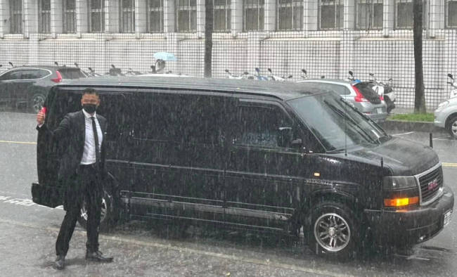 陈建州被曝性骚扰后首露面 在雨中向在场记者鞠躬