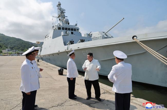 美韩联演之际 金正恩视察朝鲜海军并观摩导弹发射