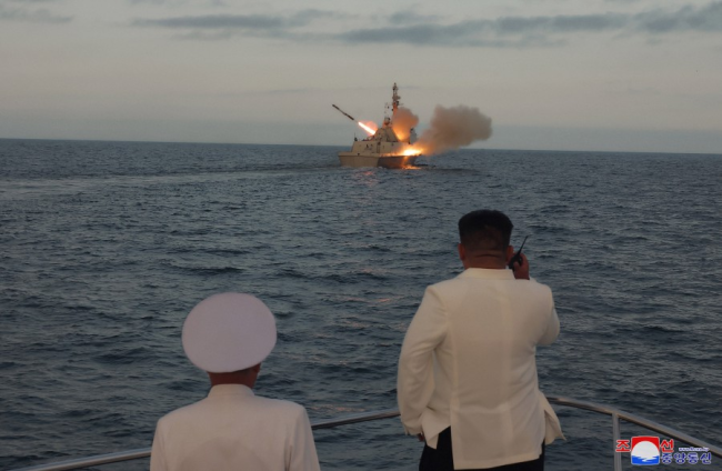 美韩联演之际 金正恩视察朝鲜海军并观摩导弹发射