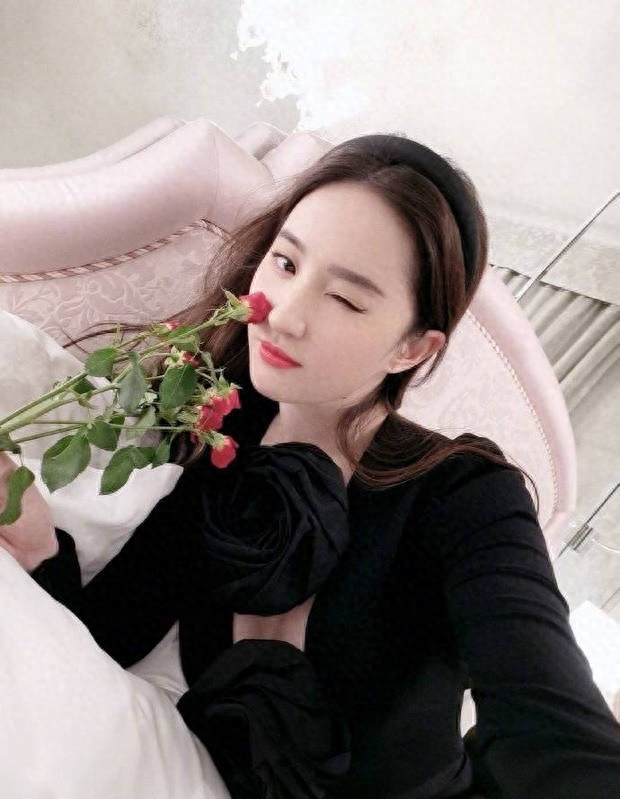 刘亦菲晒自拍美照 手持玫瑰wink比耶美丽动人