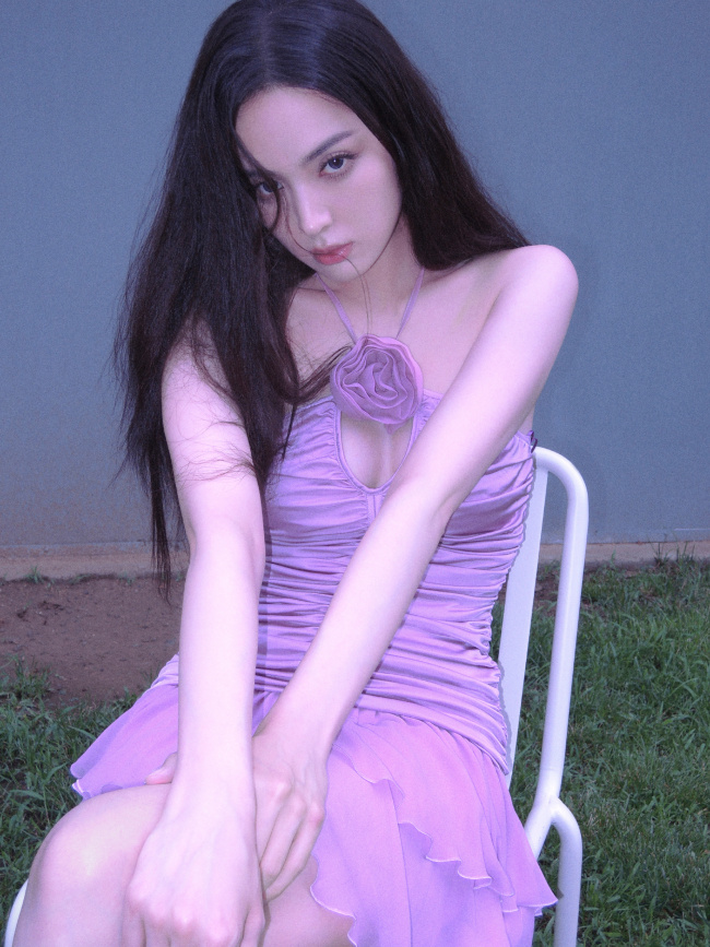 娜扎穿紫裙露美背 昏暗光影下氛围感满分