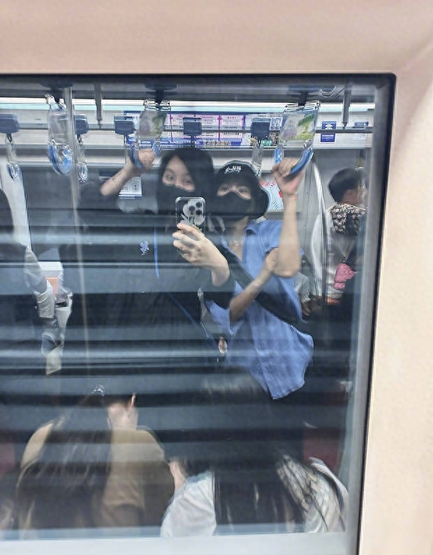 高圆圆去看李宗盛演唱会 坐地铁低调出行对镜甜笑