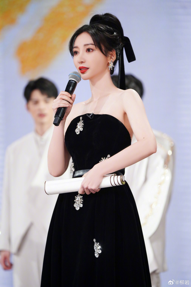 柳岩李若彤同框合影 纯黑镶钻裙造型优雅时尚