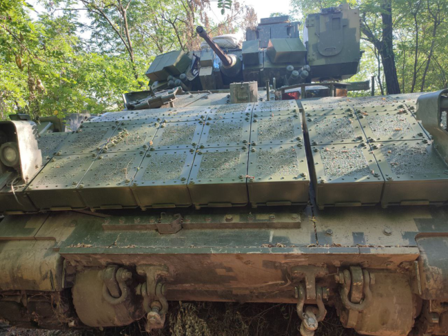 美媒：一辆乌军“布雷德利”步兵战车训练时对友军开火，险些“自相残杀”