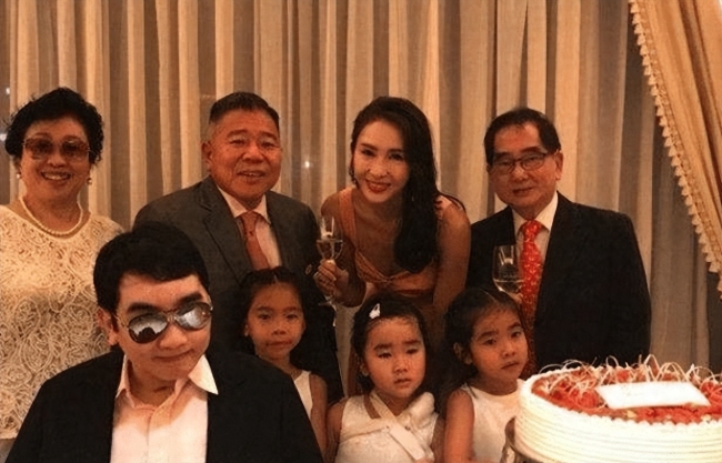 黎姿带仨女儿逛商场 女儿眉眼像妈妈同框似姐妹