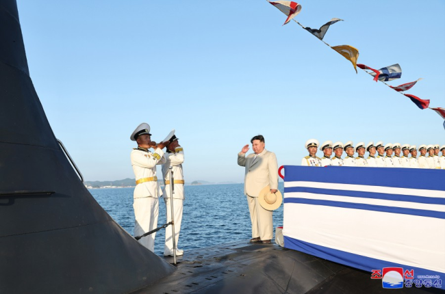 朝鲜第一艘战术核攻击潜艇下水，金正恩出席